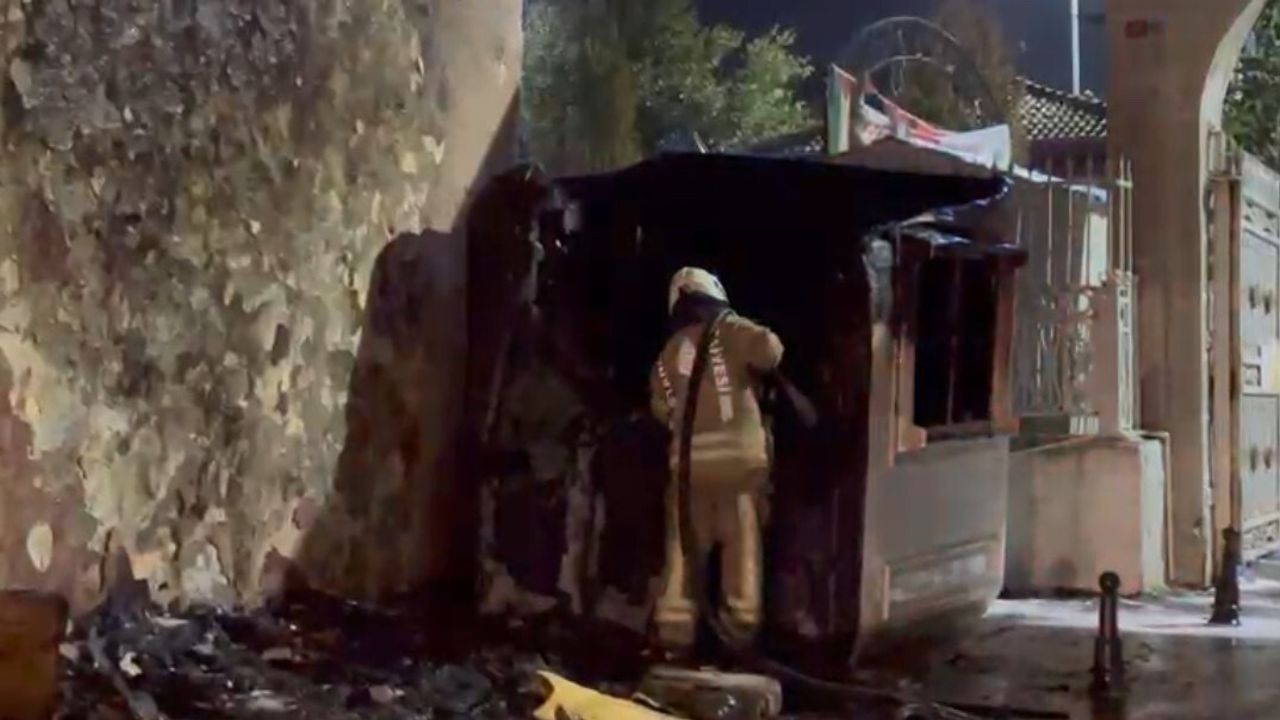 Fatih'te Sümbül Efendi Cami Önünde Güvenlik Kulübesi Alev Alev Yandı