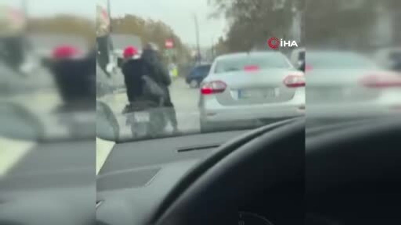 Fatih'te Trafik Tartışması Büyüdü: Motosikletli Araç Sürücüsüne Tekme Attı