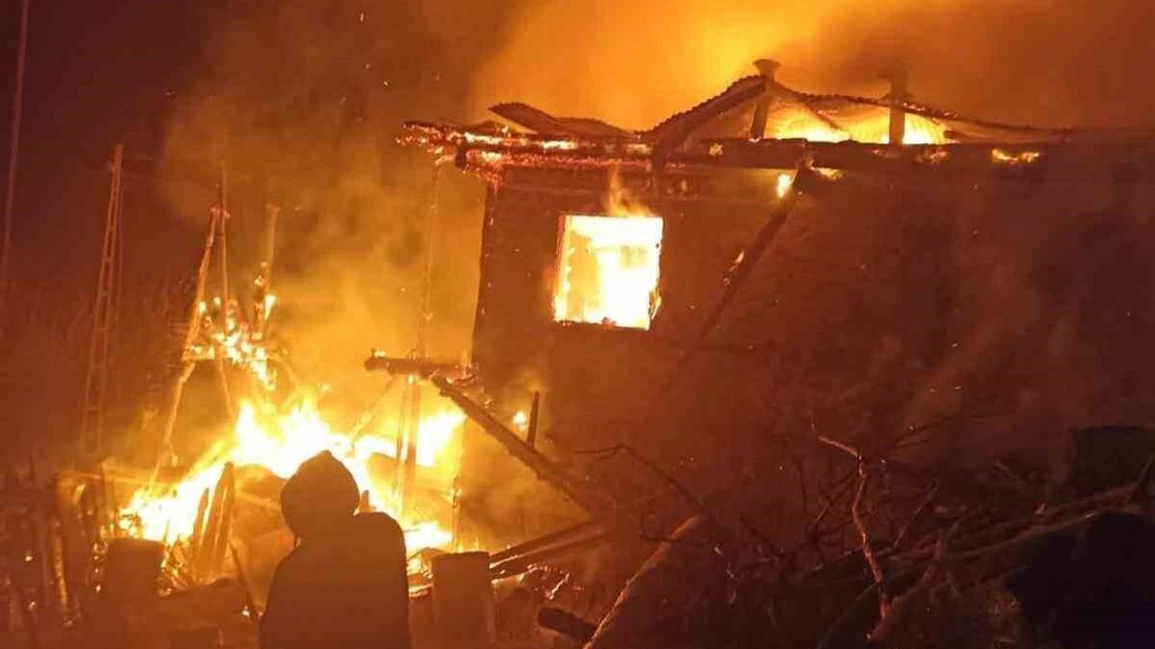 Feke'de Ev Yangını: Bir Ev Kül Oldu, Okul Lojmanı Hasar Gördü