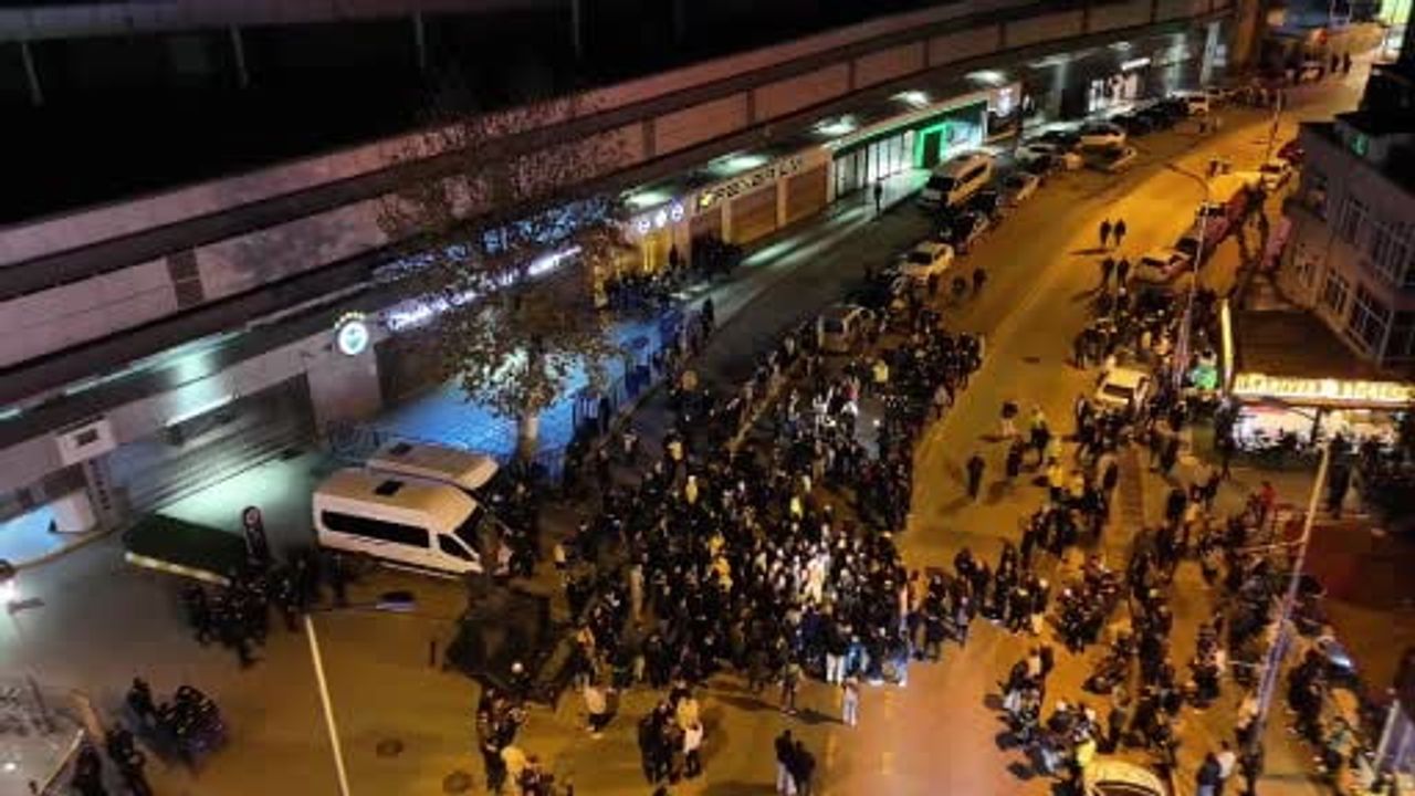 Fenerbahçeli Taraftardan Sadettin Saran'a Stat Önünde Destek