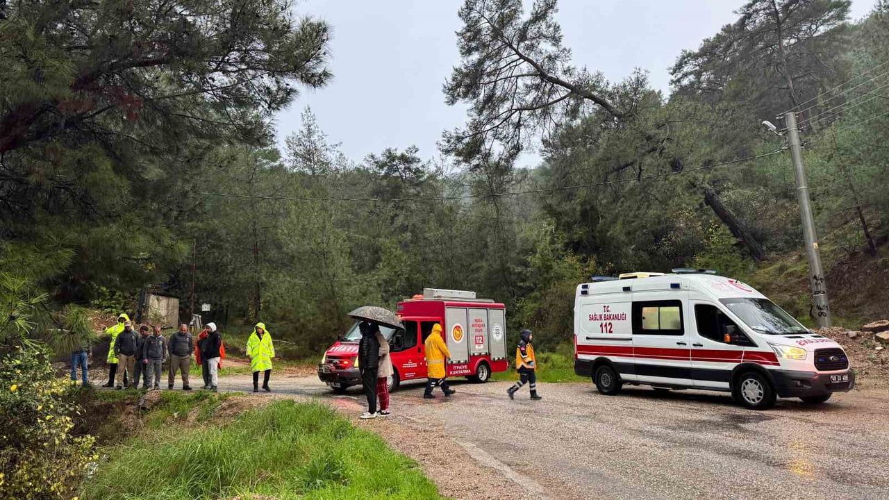 Fethiye'de Otomobil Uçuruma Düştü: Yağmur Altında 1 Saatlik Kurtarma