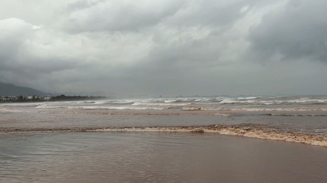 Finike'de Fırtına: Demirli Tekne Kıyıya Sürüklendi…