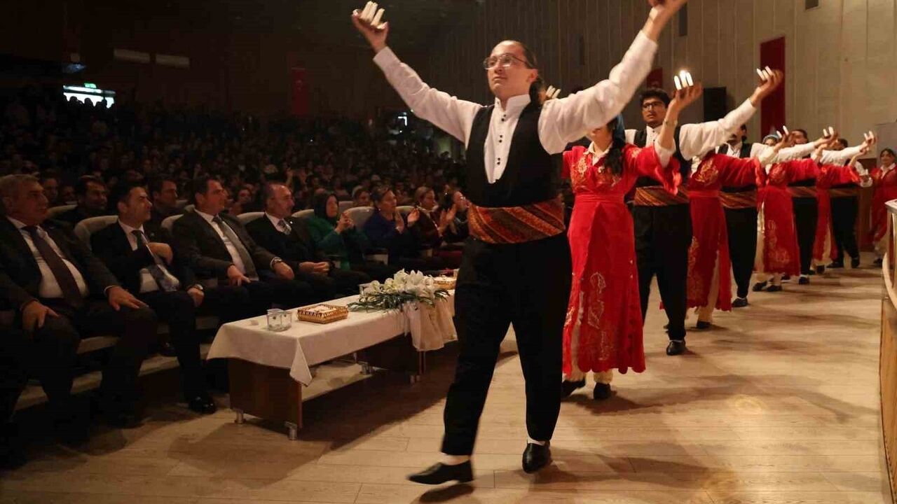 Fırat Üniversitesi'nde 'Annem kanseri ikinci kez yendi' anonsu dakikalarca alkışlandı