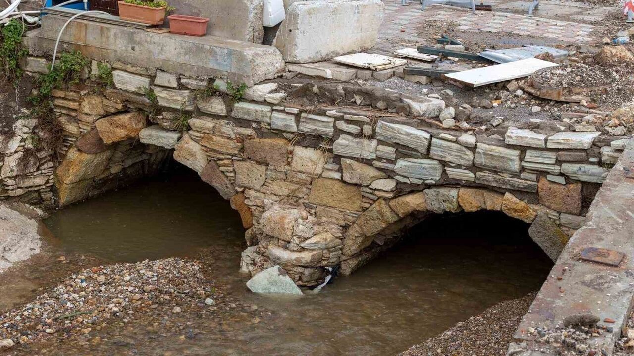 Foça'da Sel ve Taşkında Geciken Tedbir: İZSU'den Menfez Çalışması