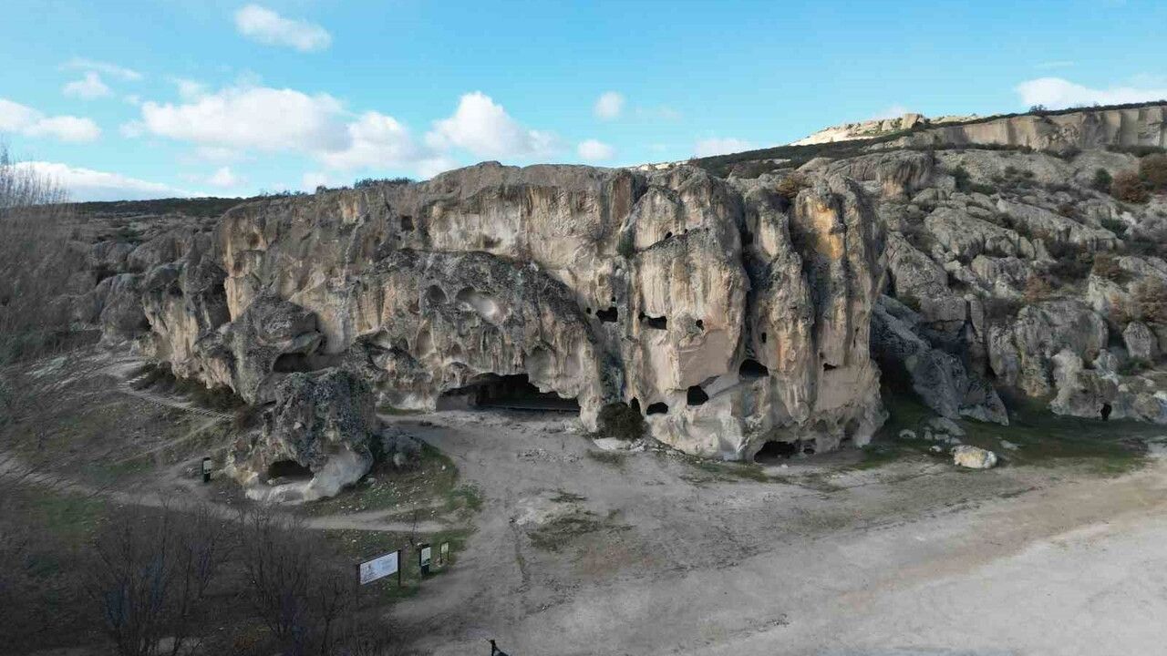 Frig Vadisi'nde 3 Bin Yıllık 'Tarihin İlk Alaturka Tuvaleti'