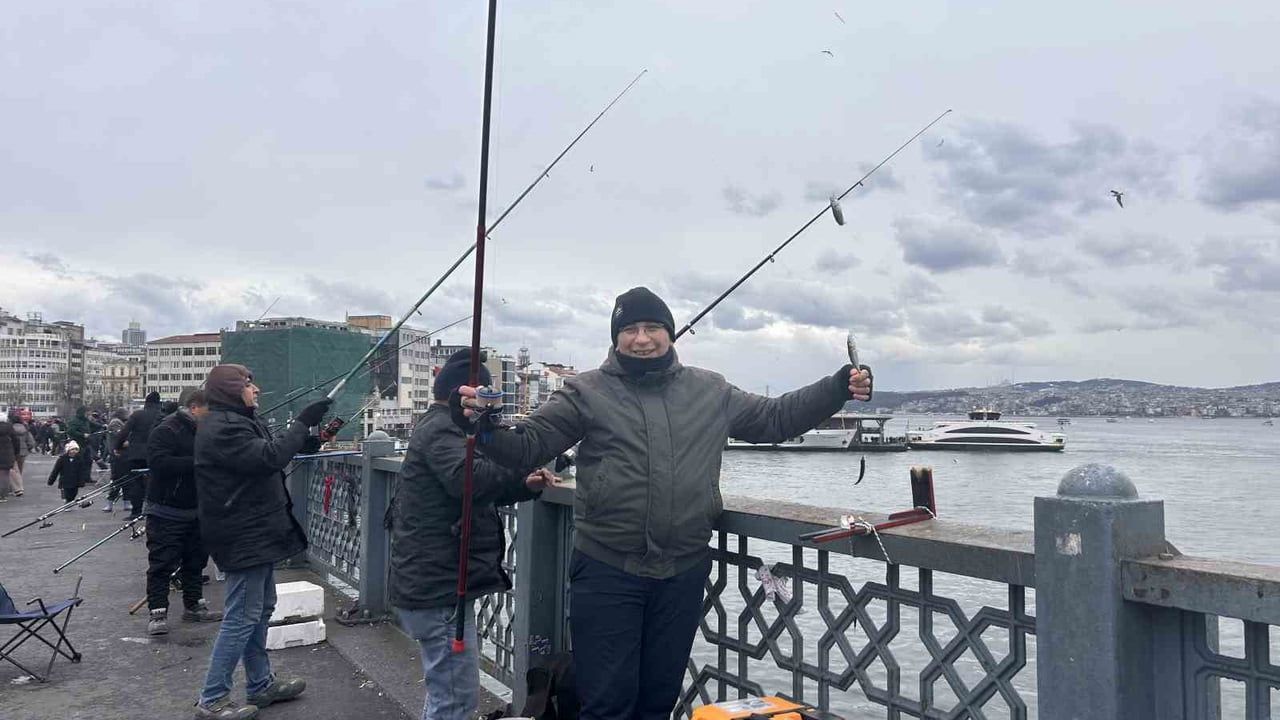 Galata Köprüsü'nde Yılın Son Günü: İstavrit ve Çinekop Bolluğu