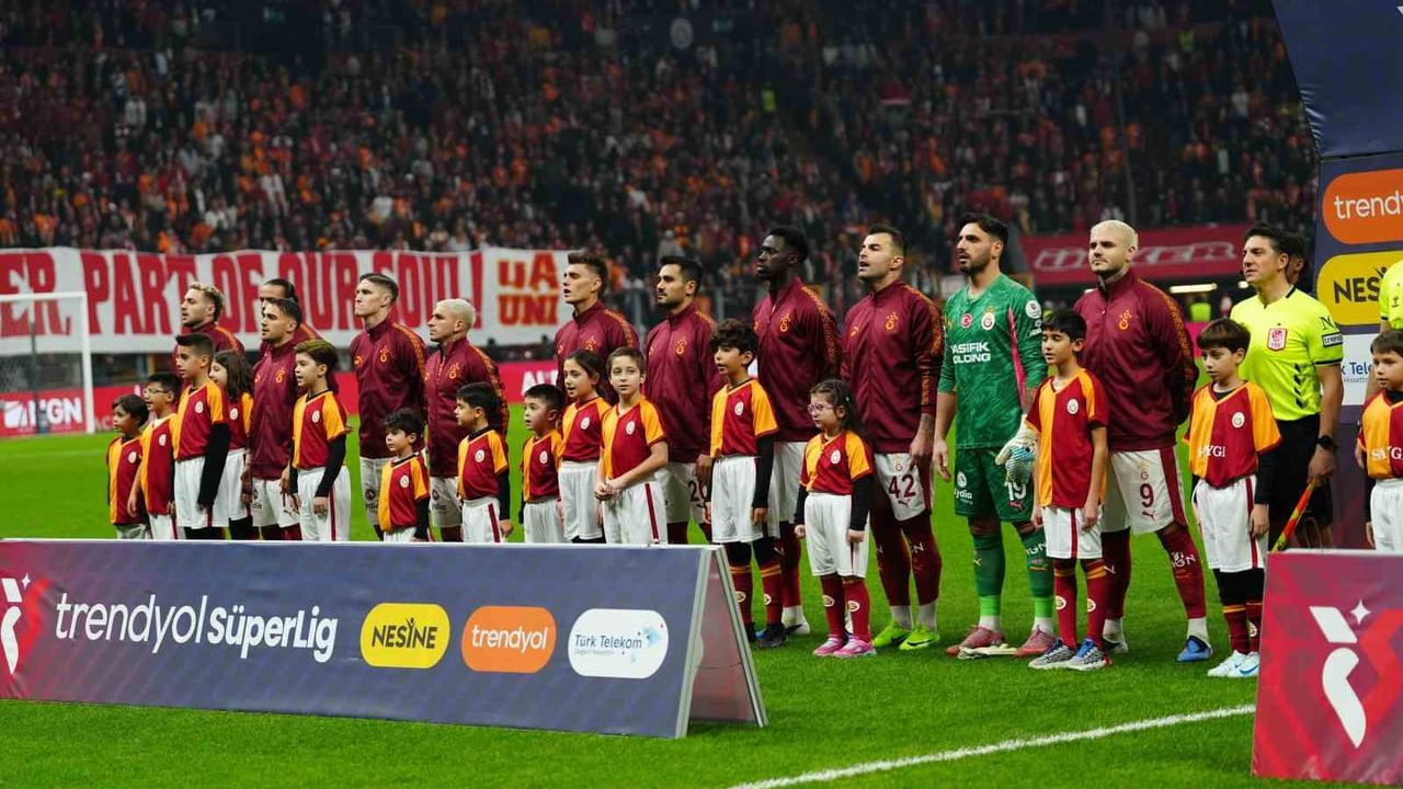 Galatasaray'da 4 Değişiklik: Buruk, Kasımpaşa 11'ini Yeniledi