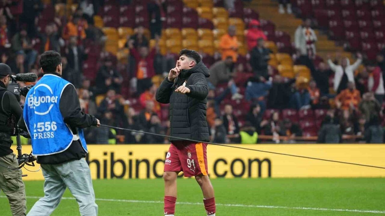 Galatasaray'da Maç Sonu Coşkusu: Arda Ünyay Tribünde Üçlü Çektirdi