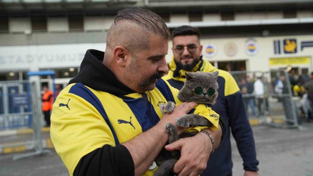 Galatasaray Taraftarları Kadıköy'e Akın Etti — 2 bin 500 Kişi Derbi İçin Yola Çıktı