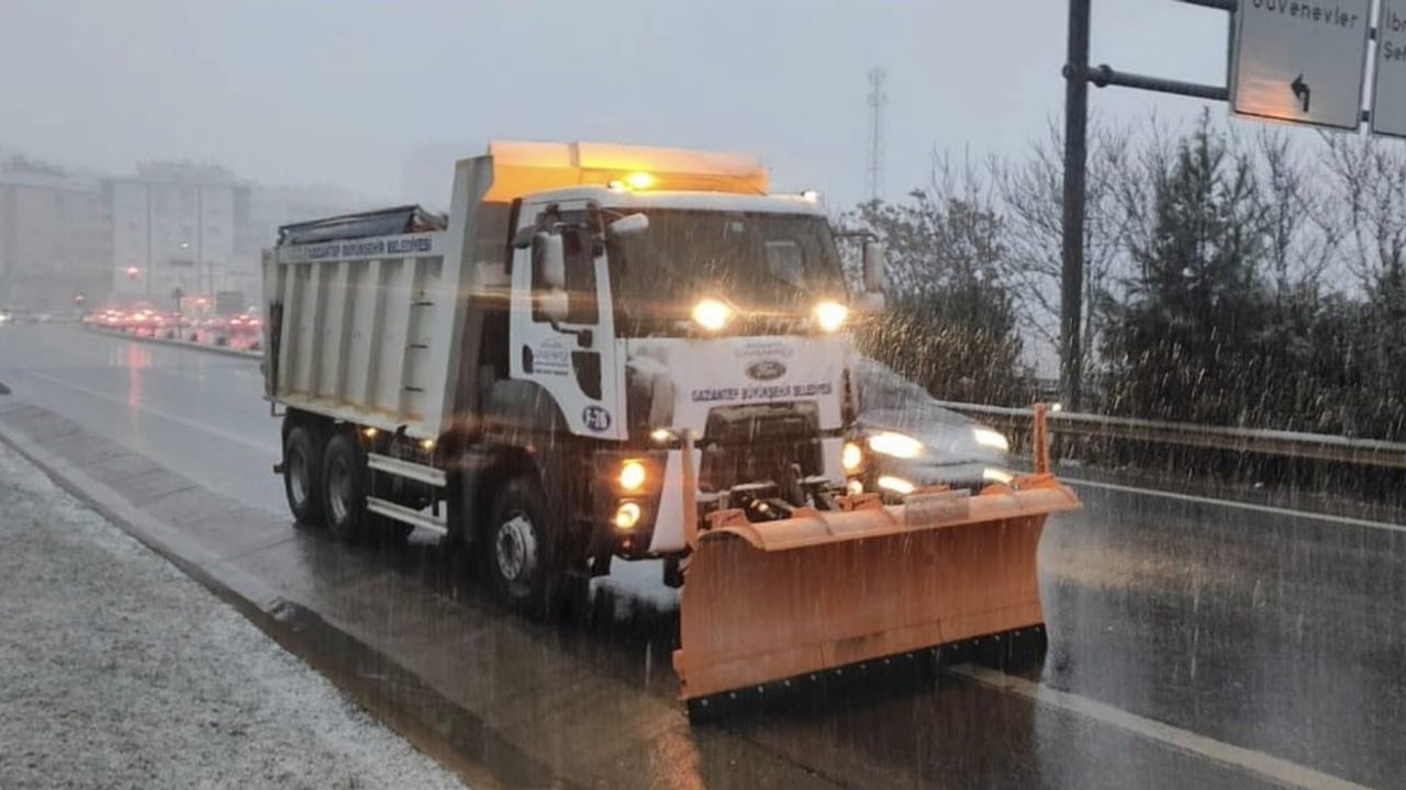 Gaziantep Büyükşehir Karla Mücadelede Tam Kadro: 45 Tuzlama Robotu Sahada