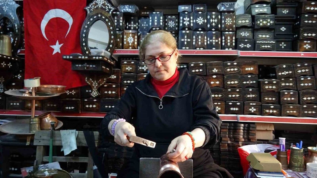 Gaziantep'in Kadın Bakır Ustası Emine Sibel Bakırcı Erkek Ustalara Taş Çıkartıyor