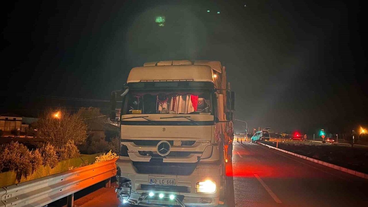 Gaziantep İslahiye'de Tırla Hafif Ticari Çarpıştı: 2'si Çocuk 3 Yaralı