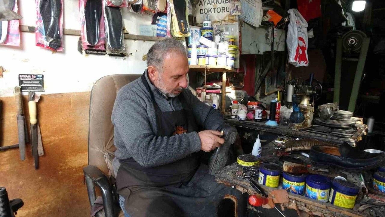 Gaziantep'te 30 Yıldır Ayakkabı Tamircisi Cengiz Canbay