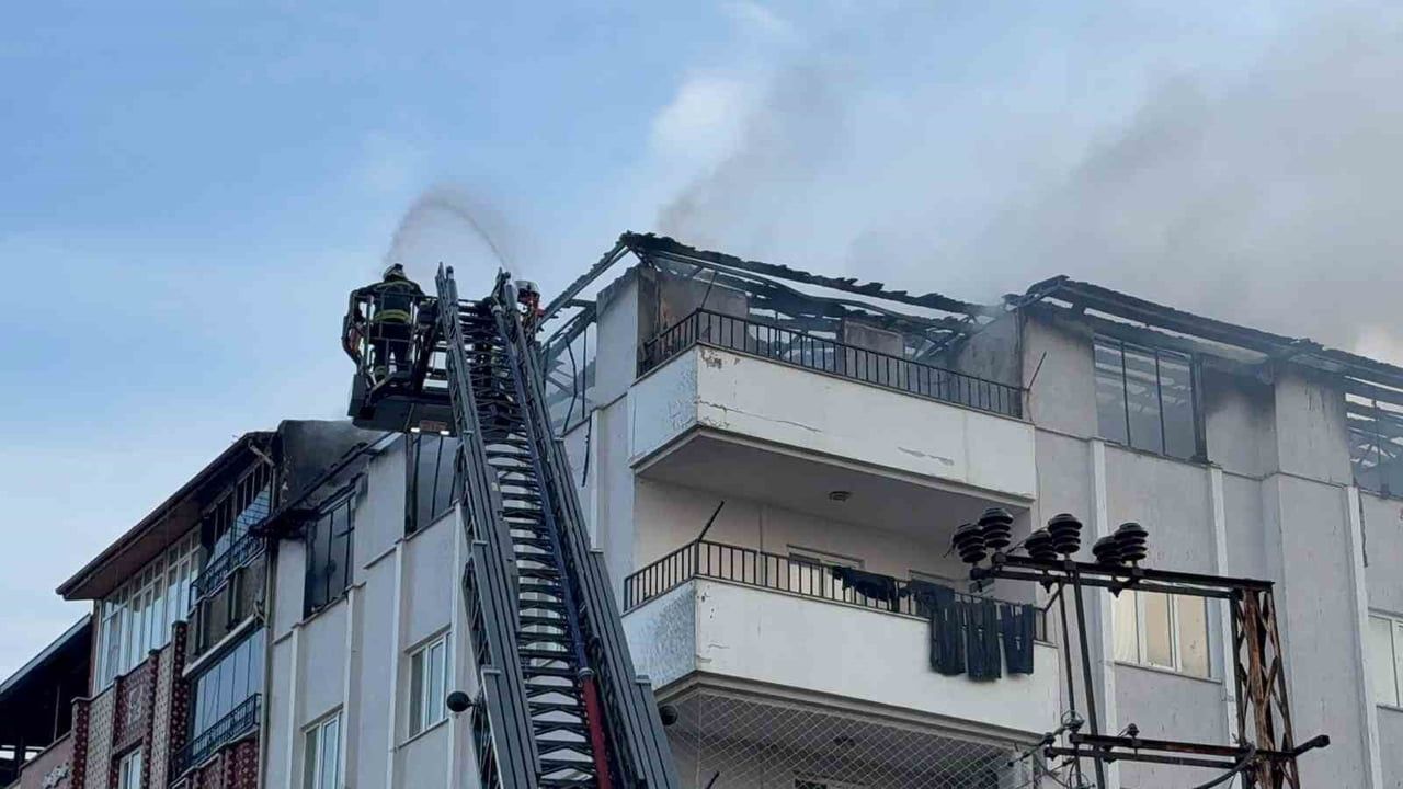 Gaziantep'te 4 Katlı Binada Teras Yangını: Alevler Kontrol Altına Alındı