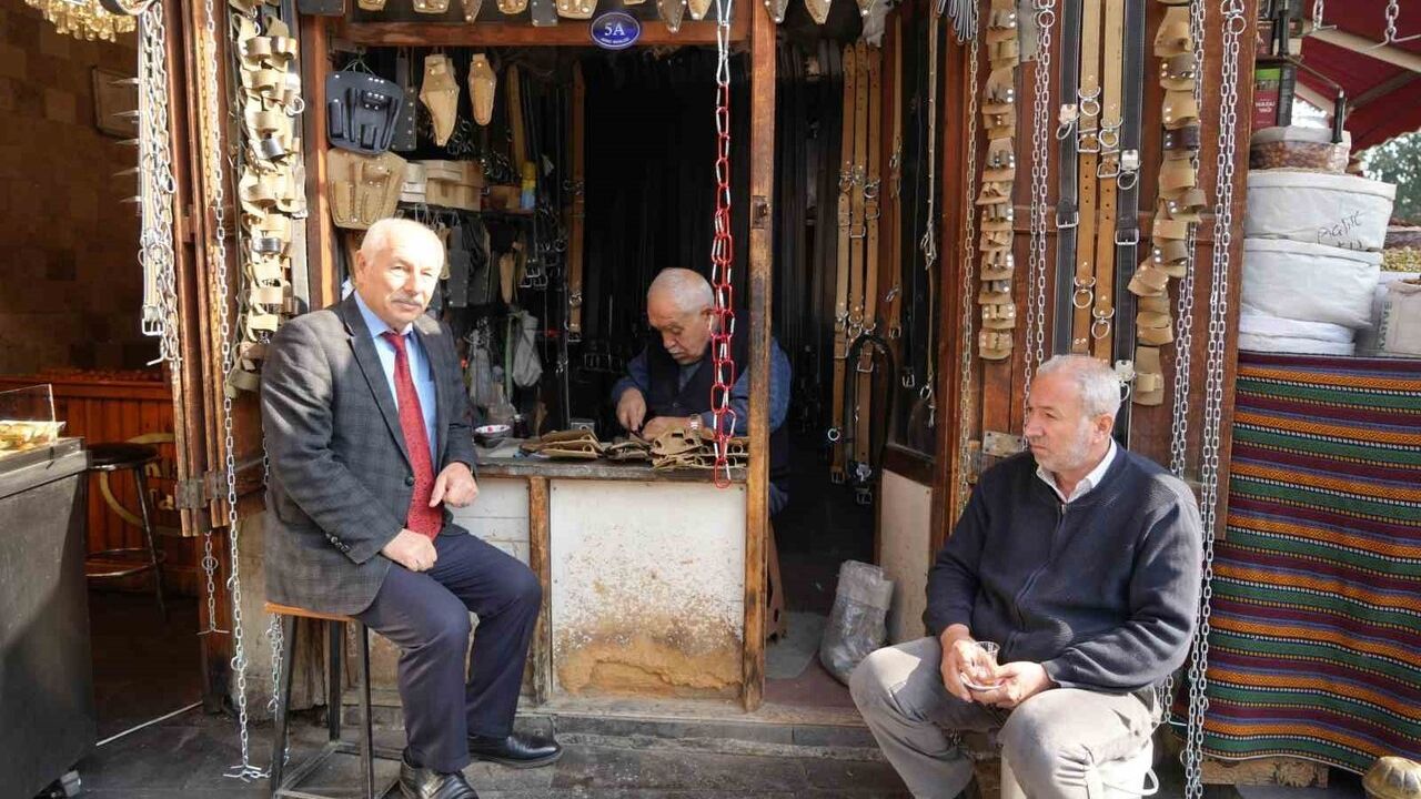 Gaziantep’te 48 yıllık saraciye ustası 2 metrekarelik dükkanda
