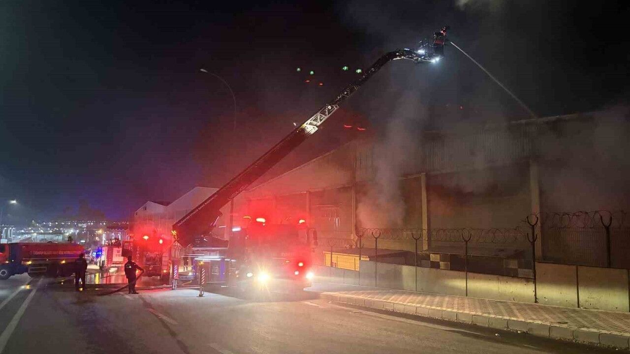 Gaziantep'te Ambalaj Fabrikasında Yangın: 1 İşçi Dumandan Etkilendi
