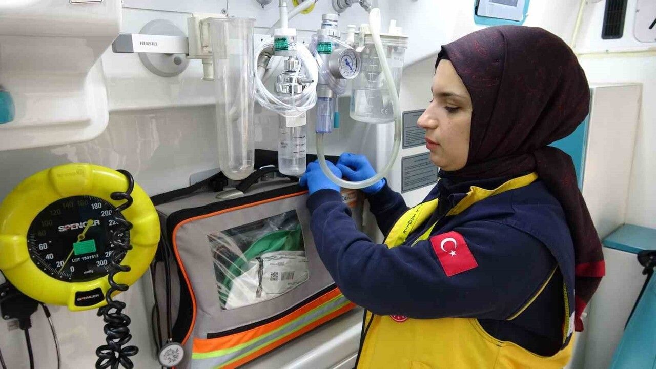 Gaziantep'te Baba-Kız 112 Ekibi Aynı Ambulansla Hayat Kurtarıyor