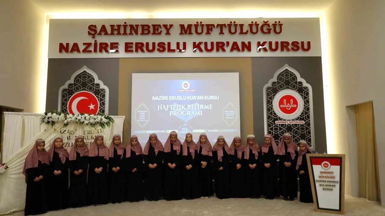 Gaziantep'te İcazet Merasimi: 16 Öğrenci Hafızlık Belgelerini Aldı