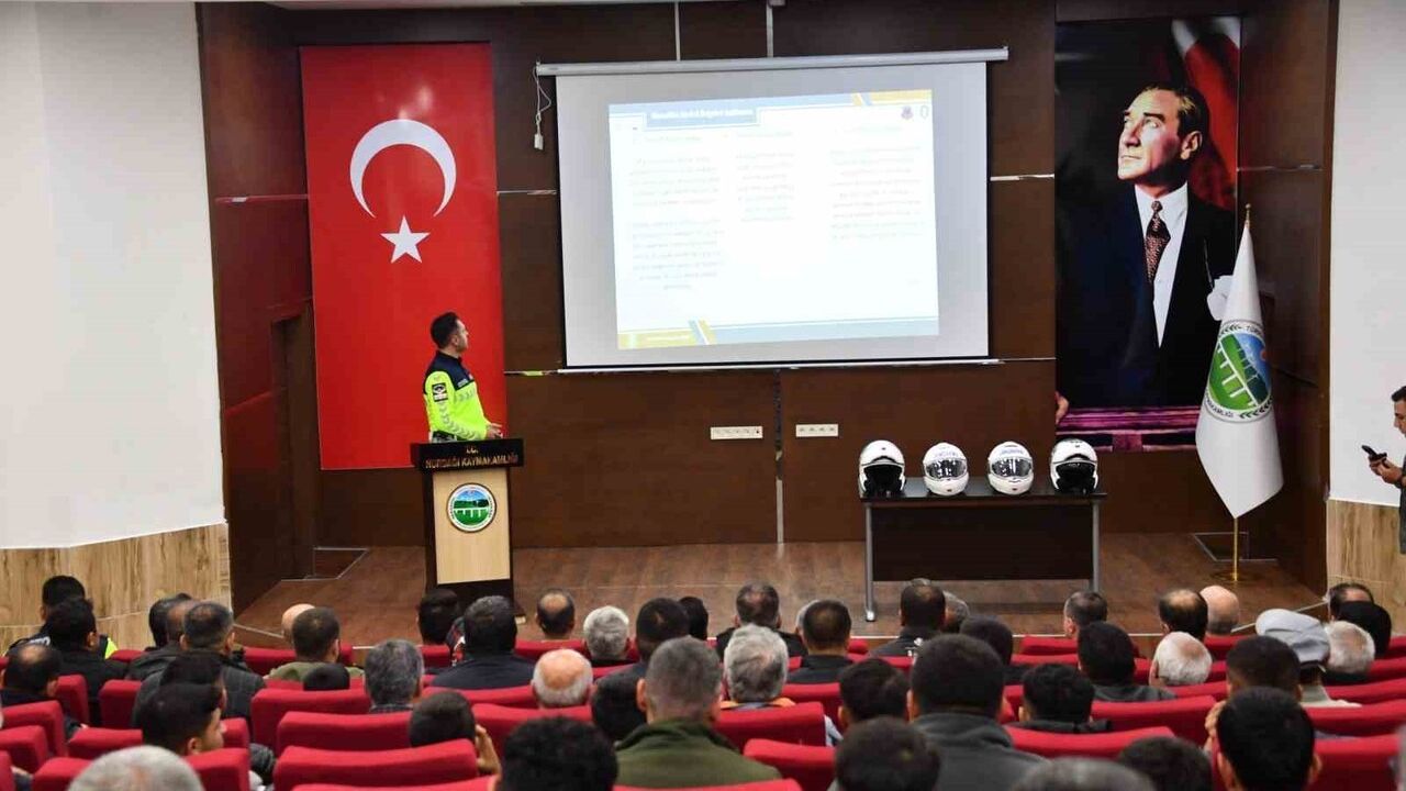 Gaziantep’te Jandarmadan 100 Motosiklet Sürücüsüne Güvenli Sürüş Eğitimi ve Kask Desteği