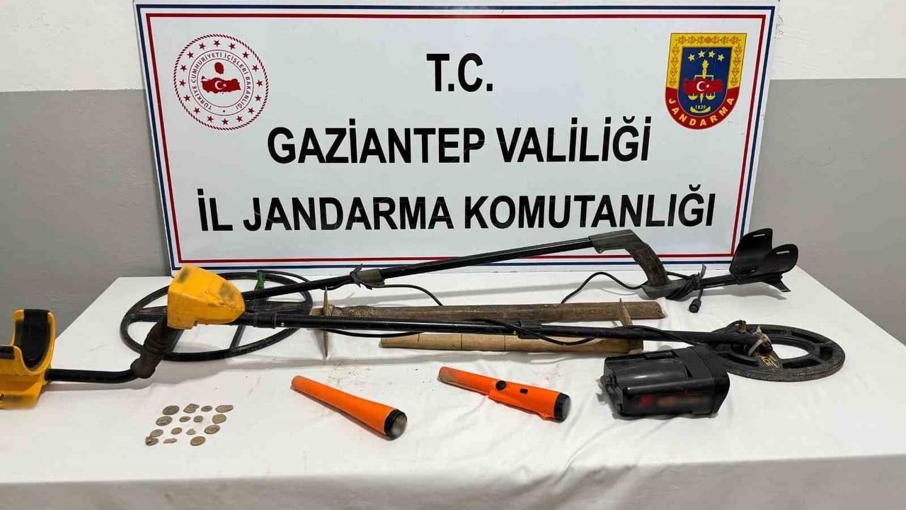 Gaziantep'te Kaçak Kazıda 15 Roma Sikke Ele Geçirildi, 2 Kişi Suçüstü Yakalandı