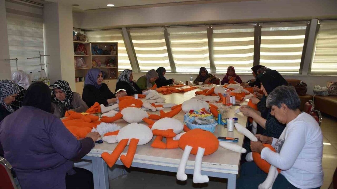 Gaziantep'te Kadınlar Lösemili Çocuklar İçin Organik Oyuncak ve Kıyafet Üretti