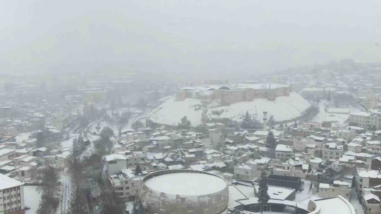 Gaziantep'te Kar Havadan Görüntülendi: Kale ve Kamil Ocak Beyaza Büründü