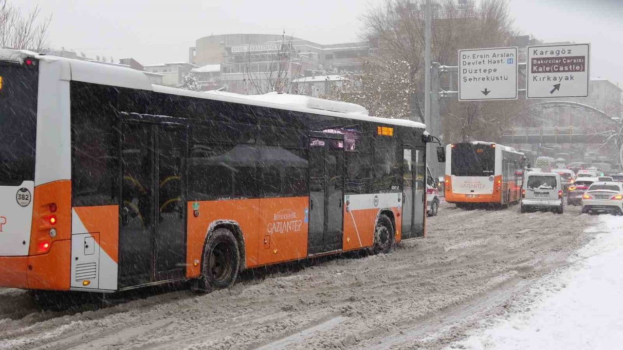 Gaziantep’te Kar Sevinci: Yoğun Yağış Kent Beyaza Bürüdü
