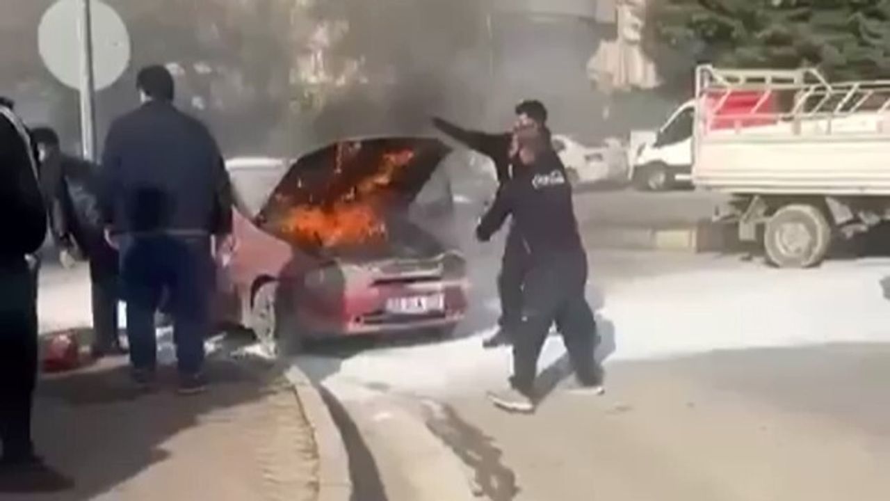Gaziantep’te Seyir Halindeki Otomobil Alev Aldı — Vatandaşlar Müdahale Etti