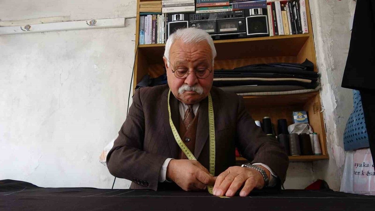 Gaziantep'te Terzi Nezir Canpolat: 55 Yılın Ustası, Kitap Tutkunu