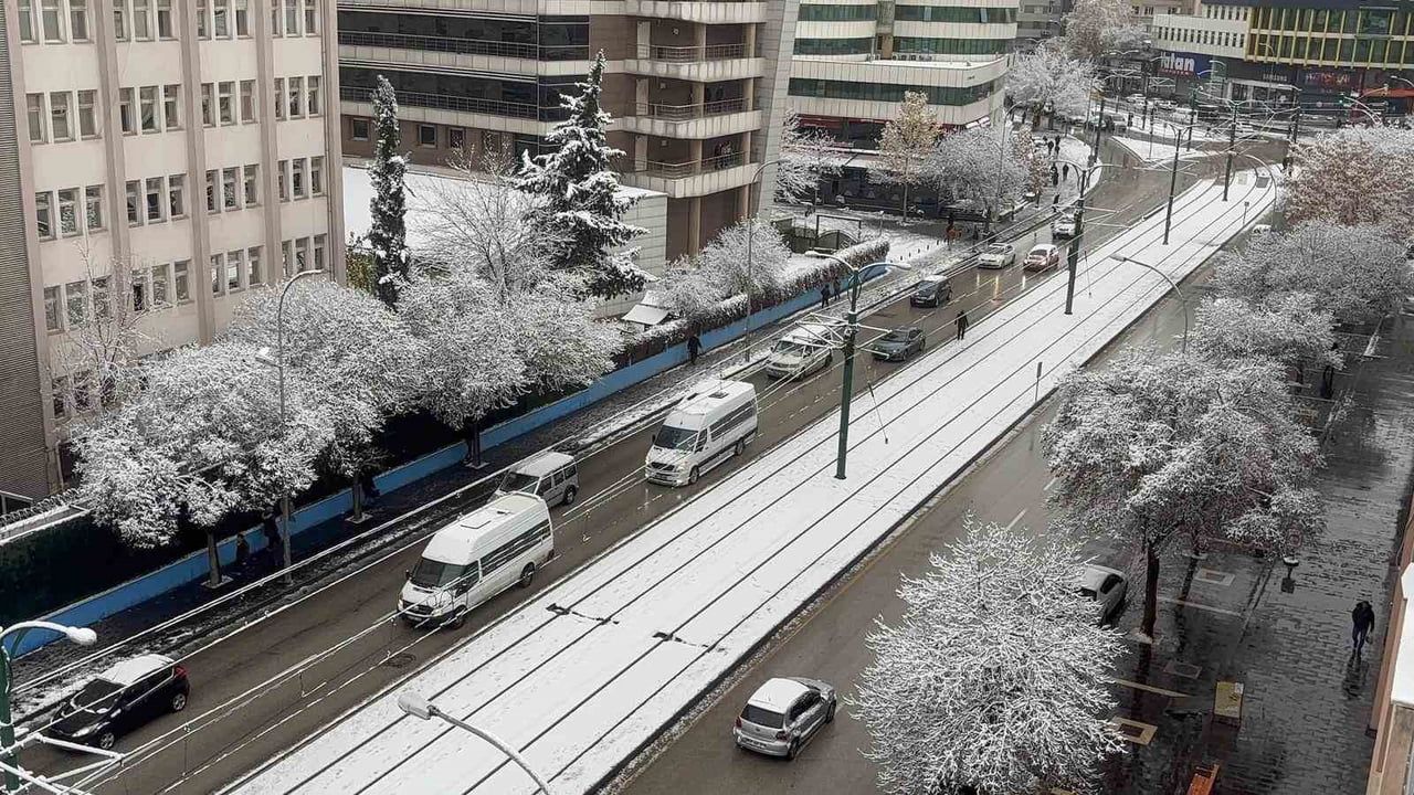 Gaziantep'te Yoğun Kar: Şehir Beyaz Örtüyle Uyanıyor