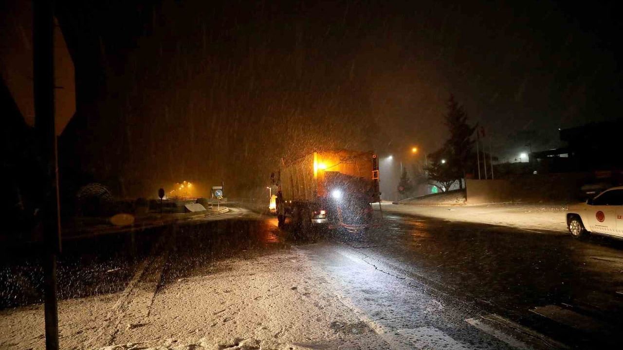 Gaziantep'te Yoğun Karla Mücadele: Büyükşehir 7/24 Ekipleriyle Sahada