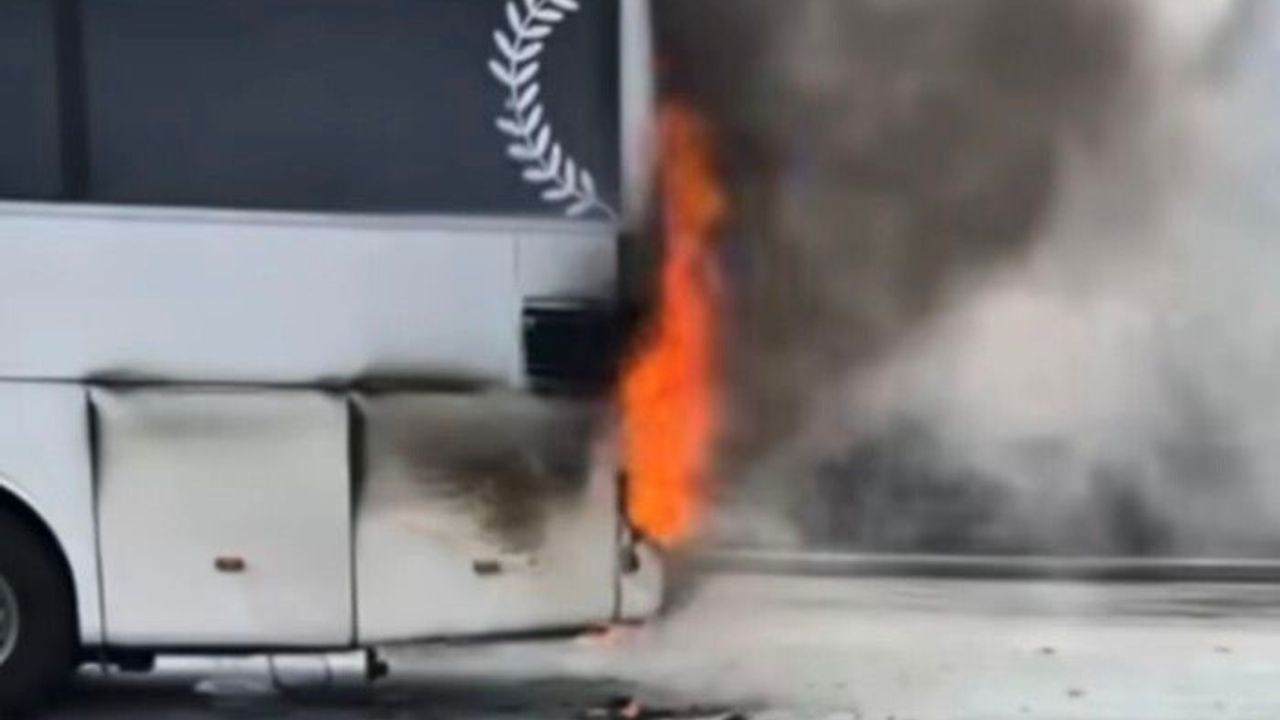 Gaziantep’te Yolcu Otobüsü Motorunda Yangın — Yolcular Tahliye Edildi