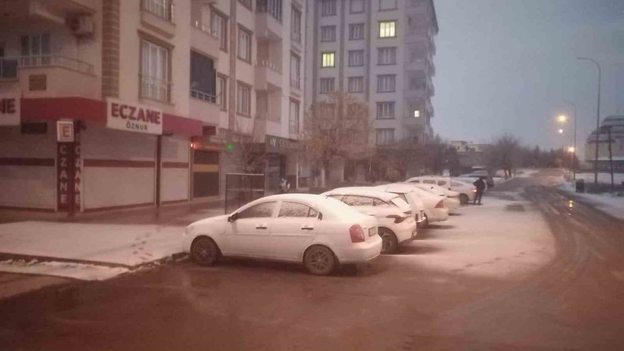 Gaziantep Yavuzeli'de Kar Yağışı İlçe Merkezi ve Mahalleleri Beyaza Bürüdü