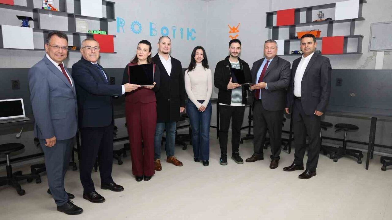 Gaziemir'de Firmalardan Okullara 17 Gelişmiş Bilgisayar Bağışı