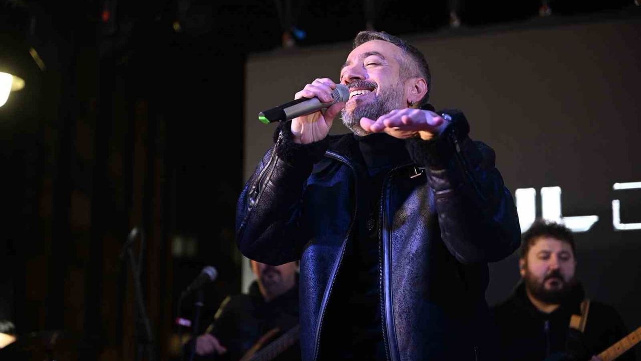 Gaziosmanpaşa 1. Hamsi Festivali'nde Eray Karadeniz'in Gitar Sürprizi