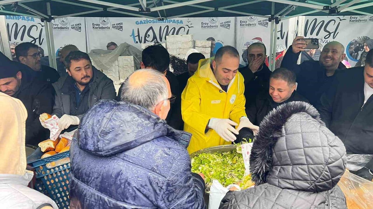Gaziosmanpaşa'da Karadeniz Rüzgarı: 10 Ton Hamsi Dağıtıldı
