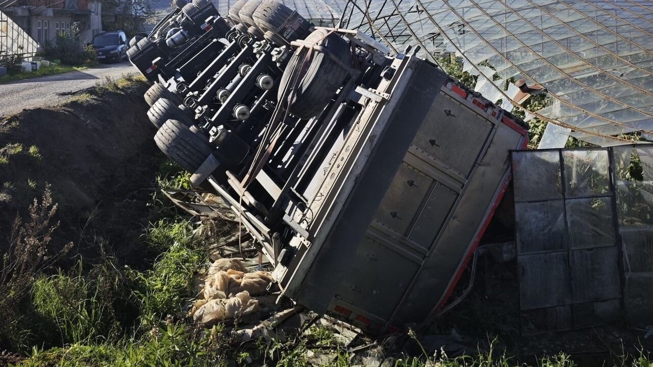 Gazipaşa'da Kamyon Devrildi: Sürücü Recep Y. Yaralandı