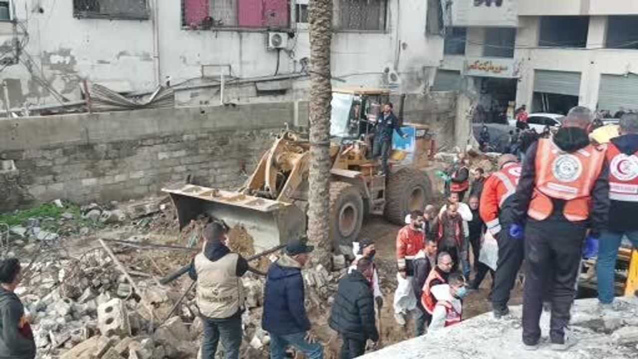 Gazze'de Yıkılan Binanın Enkazından 45 Ceset Çıkarıldı