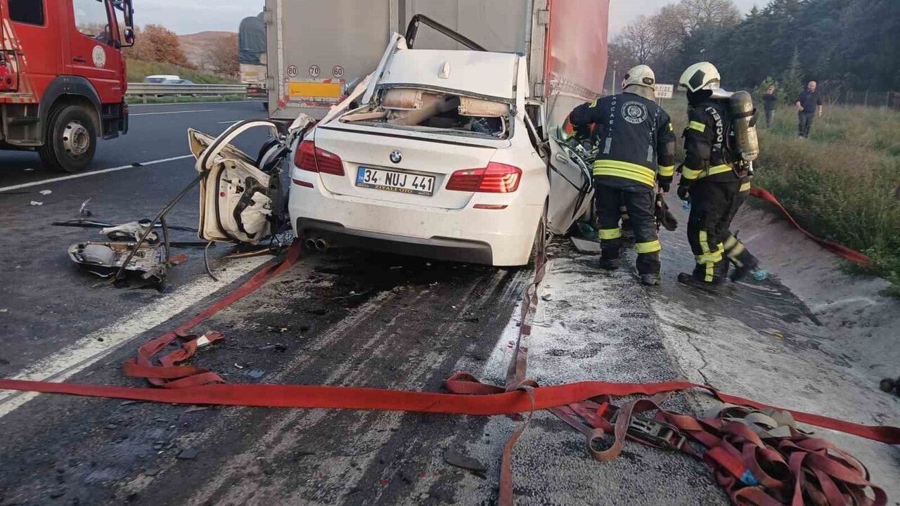 Gebze'de BMW tırın dorsesine çarptı: 18 yaşındaki sürücü hayatını kaybetti