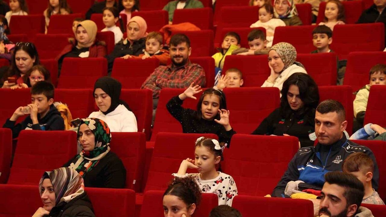 Gebze'de Renkli Çoraplı Kuzgun Çocuk Oyunu GKM'de Sahnelendi