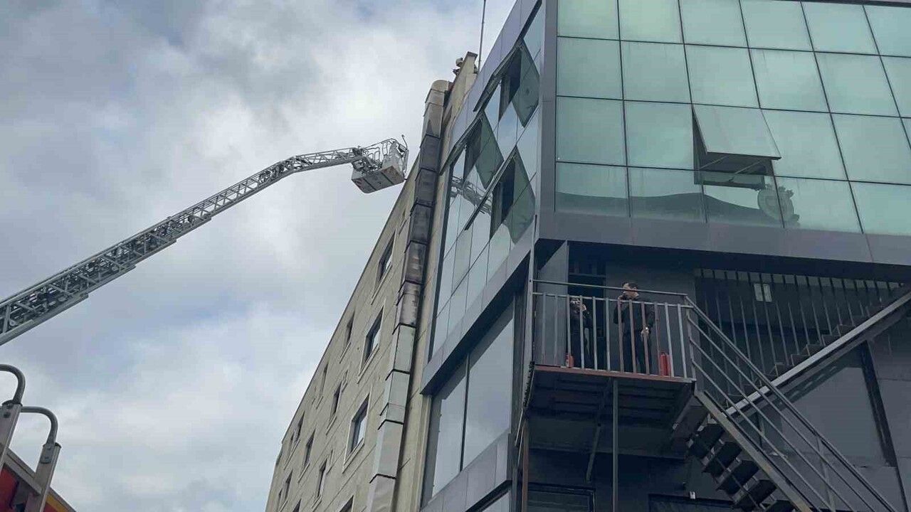 Gebze'de Restoranda Yangın: Otel Boşaltıldı, 1 Yaralı