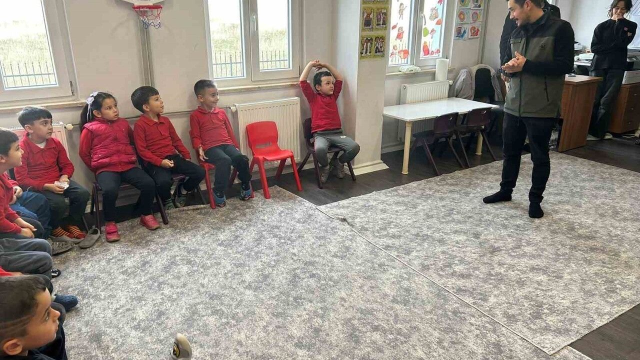 Gediz'de Minik Öğrenciler 40 Kızılçam Fidanı Dikti