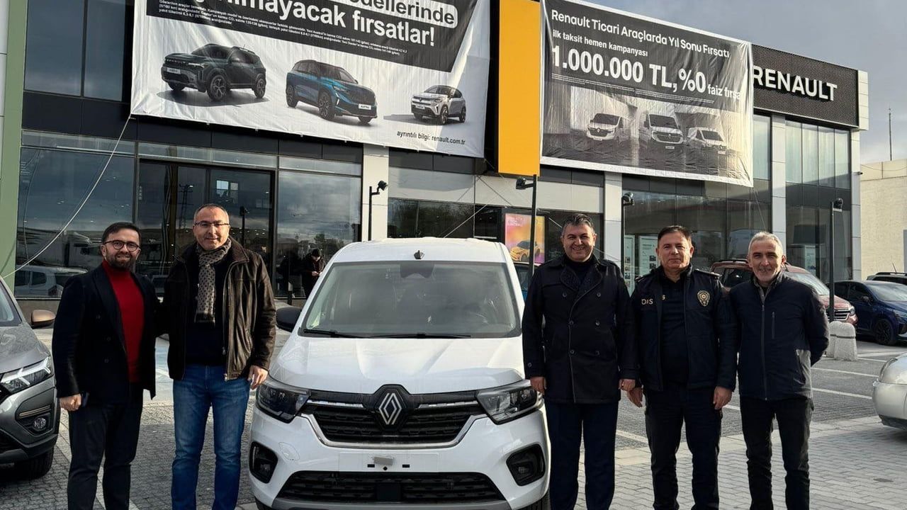 Gediz Polisine Araç Desteği: Dernekten Sıfır Kilometre Otomobil Teslimi