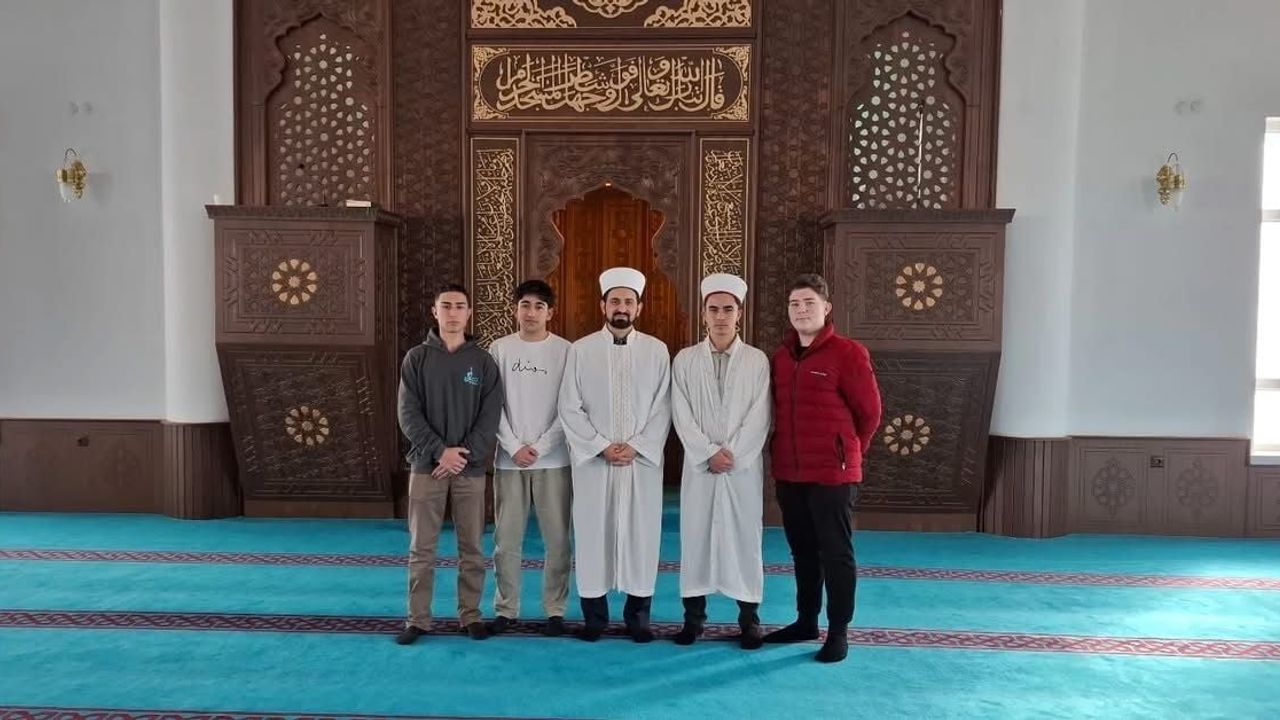 Gençler Mihrapta programı Aşağı Söğütönü Hacı Veliler Camii'nde