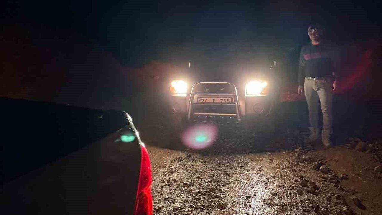 Gercüş’te Çamura Saplanan Pikap Özel İdare Ekiplerince Kurtarıldı