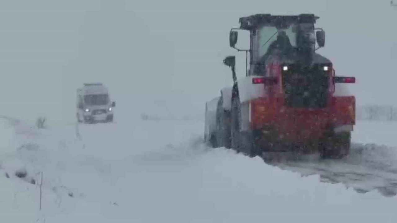 Gercüş'te Karda Mahsur Kalan Ambulans İl Özel İdare Tarafından Kurtarıldı