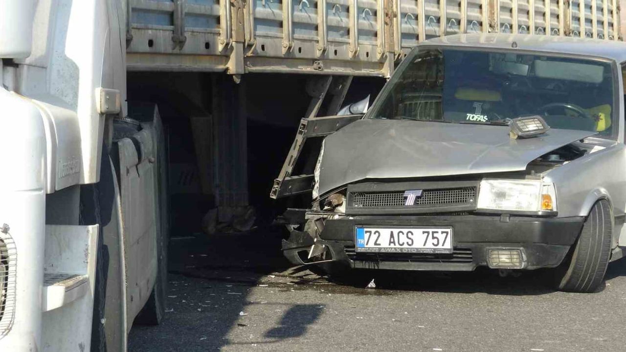 Gercüş'te Otomobil Tırın Dorsesinin Altında Kaldı — Sürücü Yaralanmadı