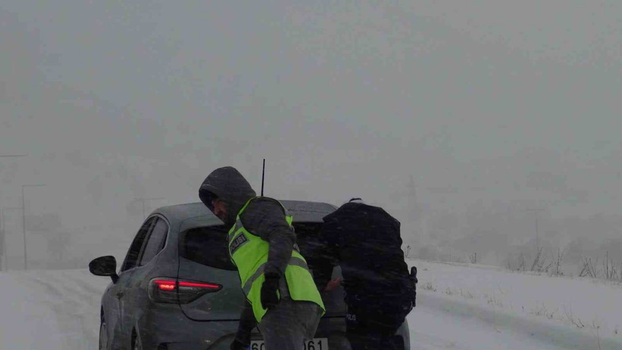 Gercüş’te Polis, Karda Mahsur Kalan Araçları Kurtardı