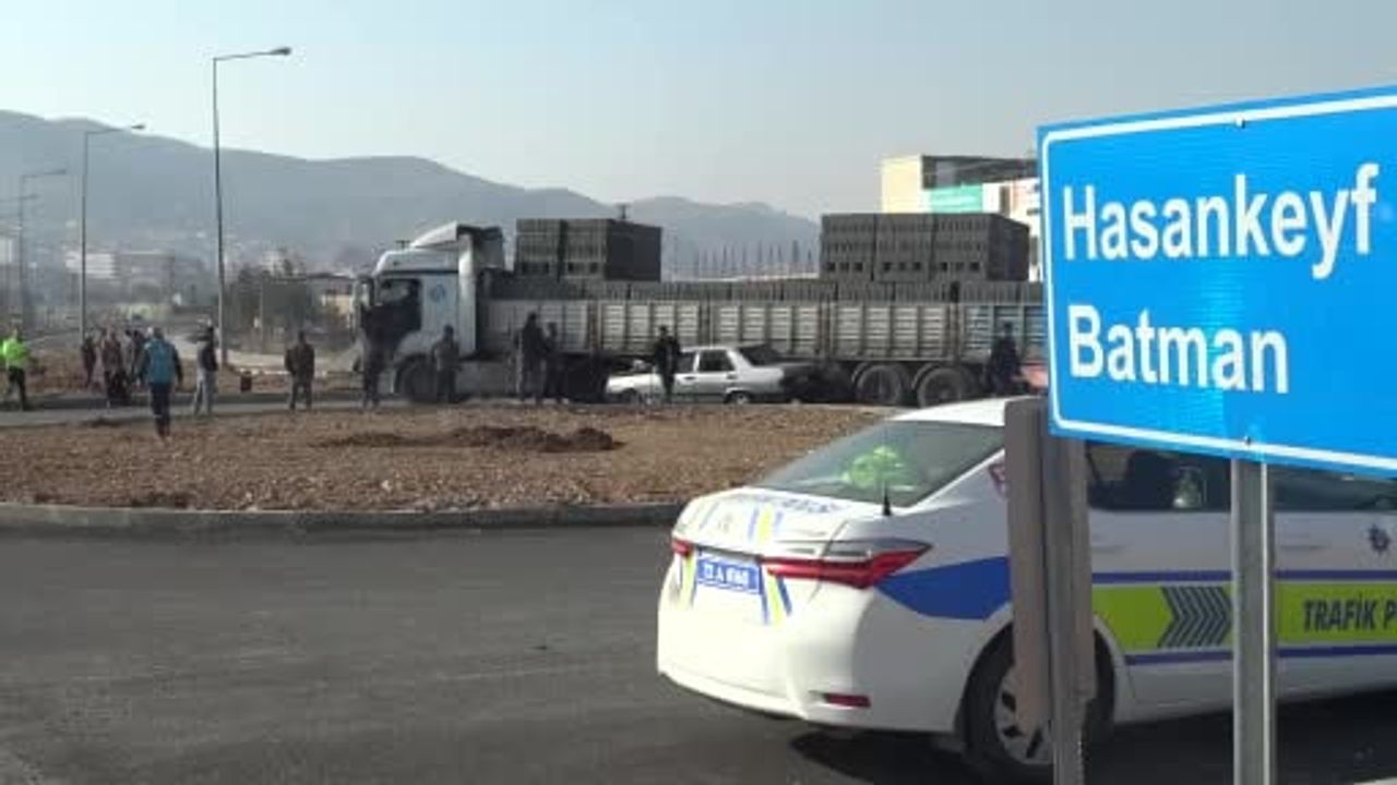 Gercüş'te tırla otomobil çarpıştı: Otomobil dorsenin altında kaldı