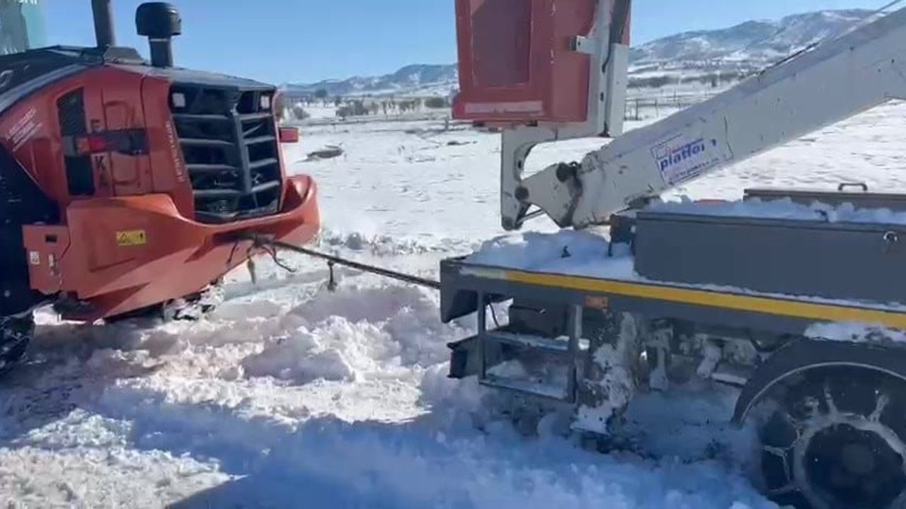 Gercüş'te Yoğun Karla Mücadele: Hasta, Ambulans ve Mahsur Araçlar Kurtarıldı